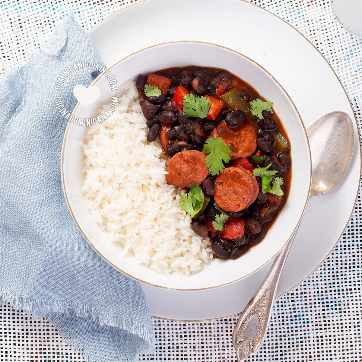 Habichuelas negras guisadas (black beans stew).