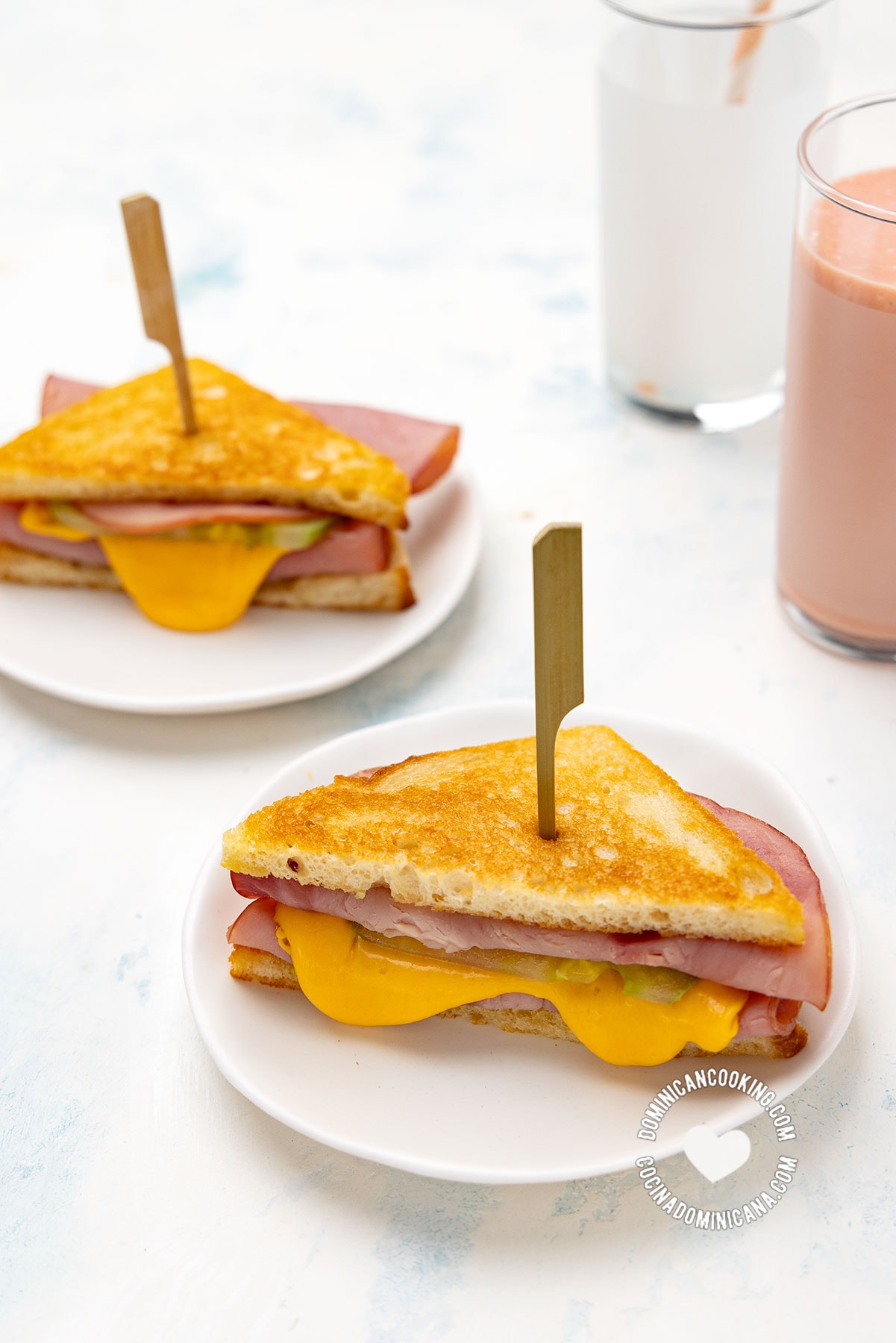 Sandwich de jamón y queso (ham and cheese sandwich).