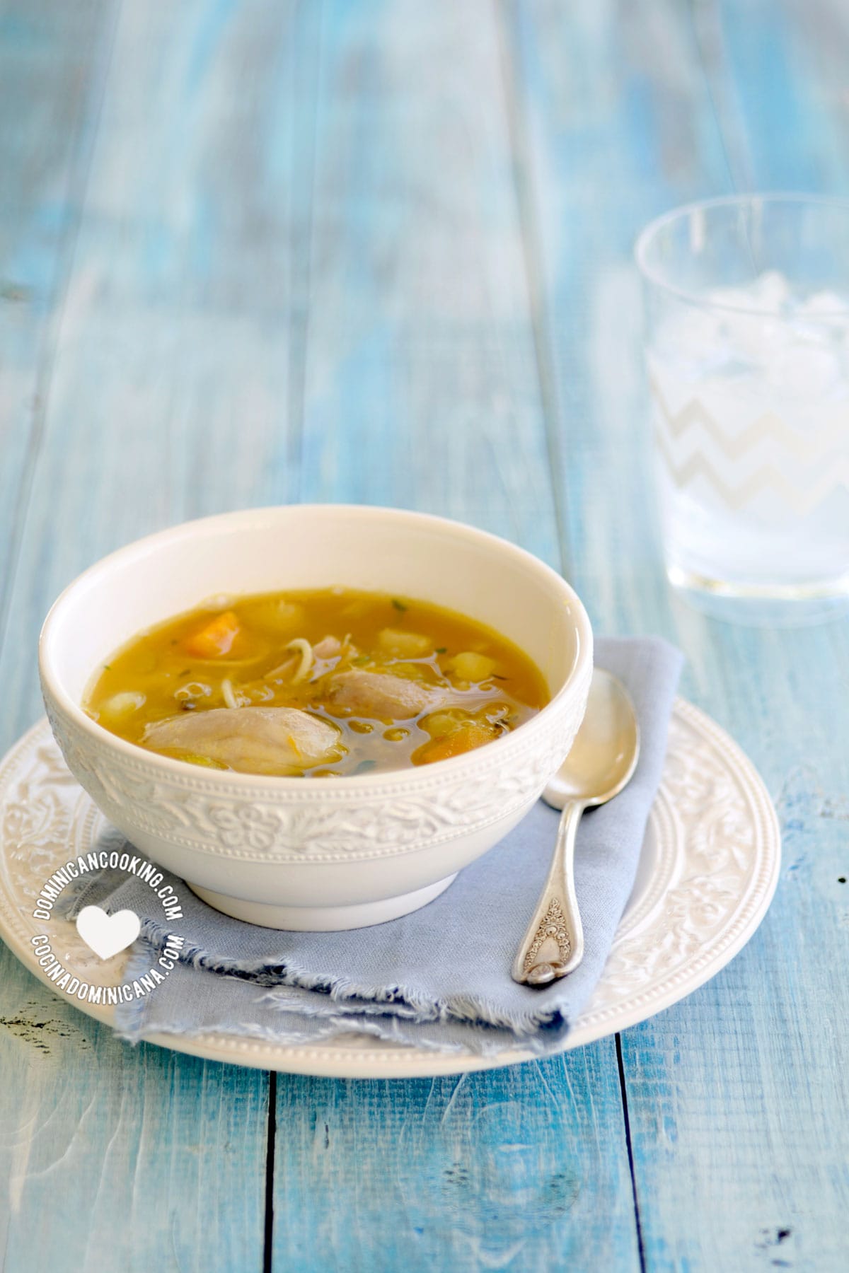Caldo de gallina criolla o pollo (a bowl of "old hen" or chicken soup).