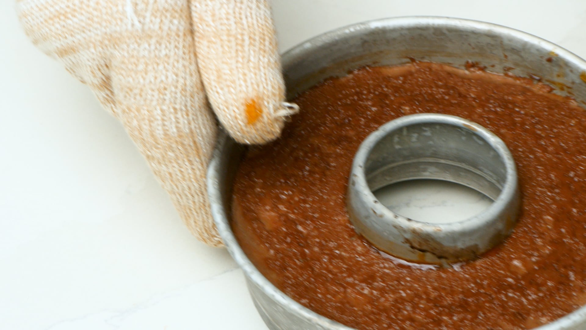 Letting flan cool down on the counter.