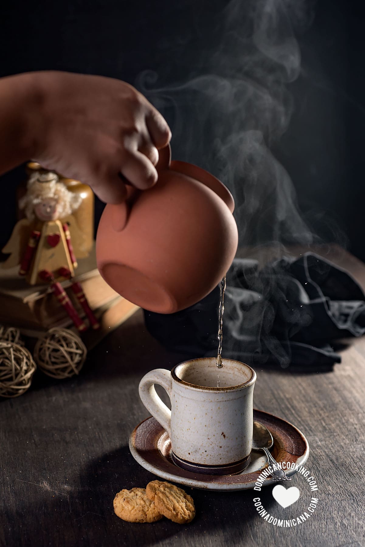 Pouring te de jengibre (ginger tea).