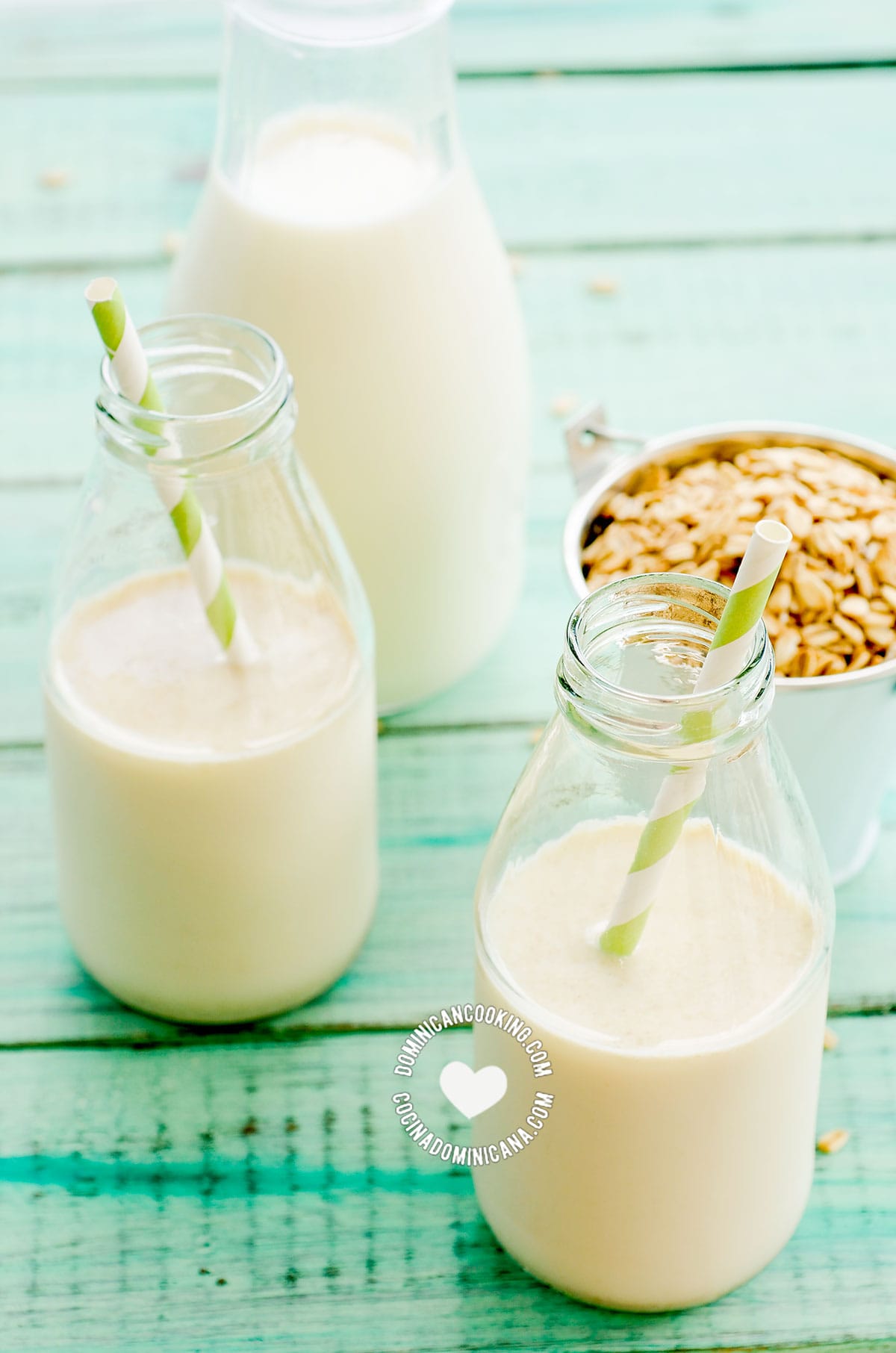 Jugo de avena (oatmeal and milk drink).
