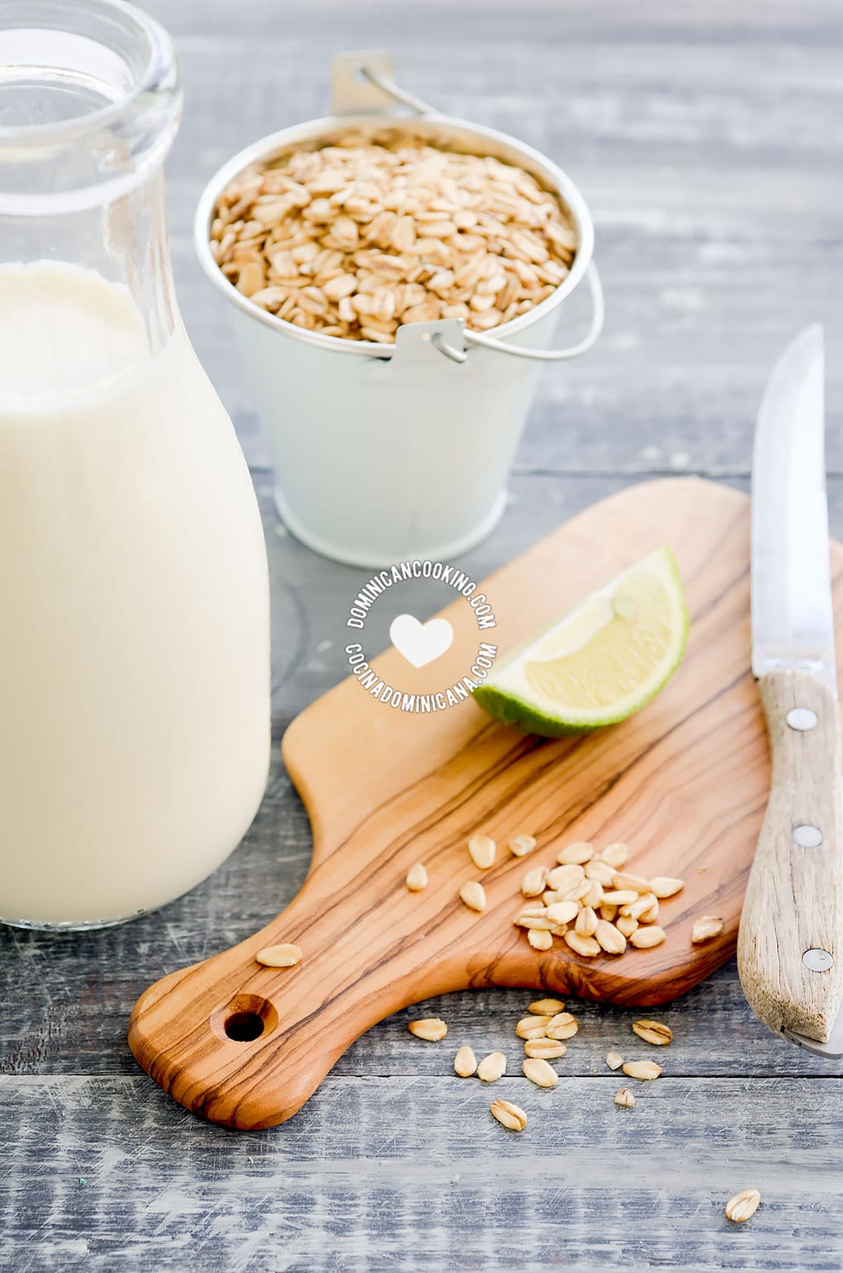 Jugo de avena (oatmeal and milk drink ingredients).