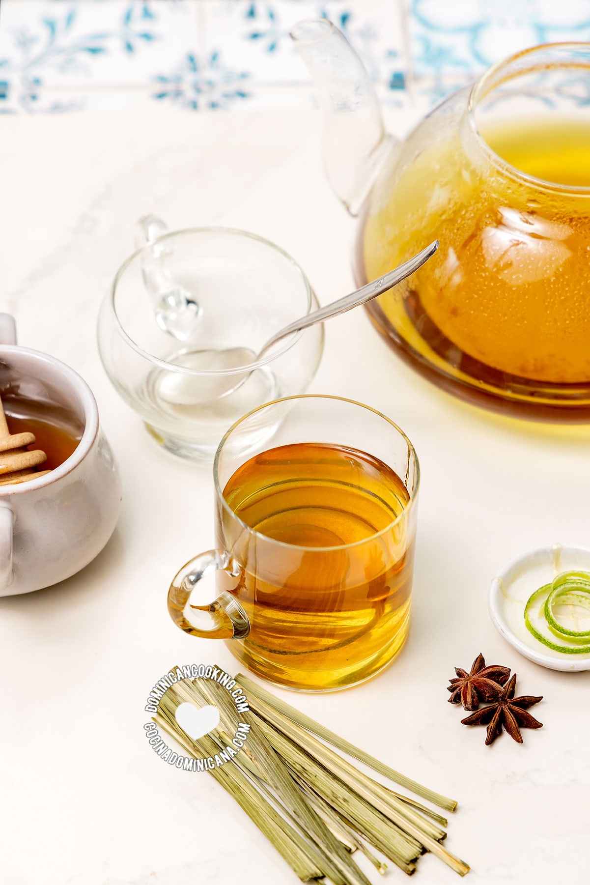 Lemongrass tea (te de limoncillo).