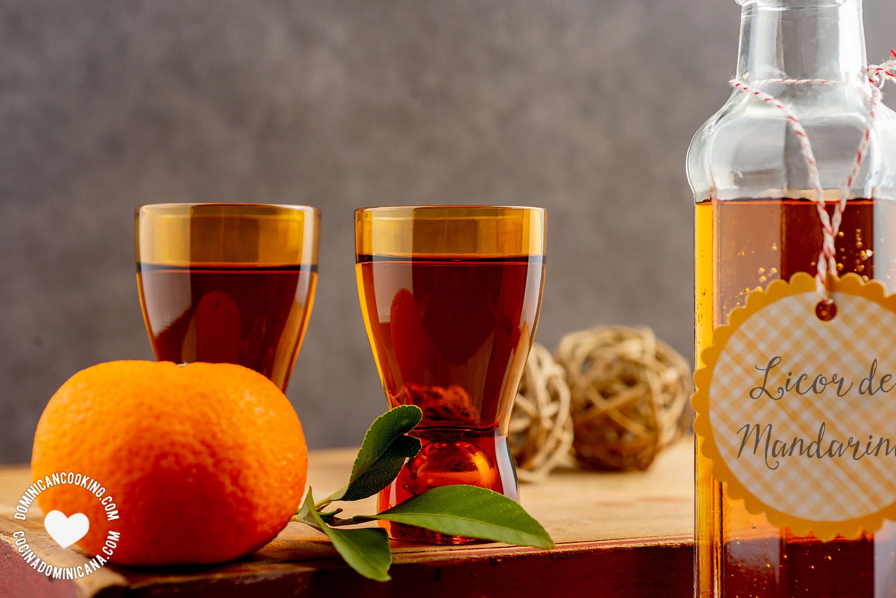 Licor de mandarina (mandarine liqueur).