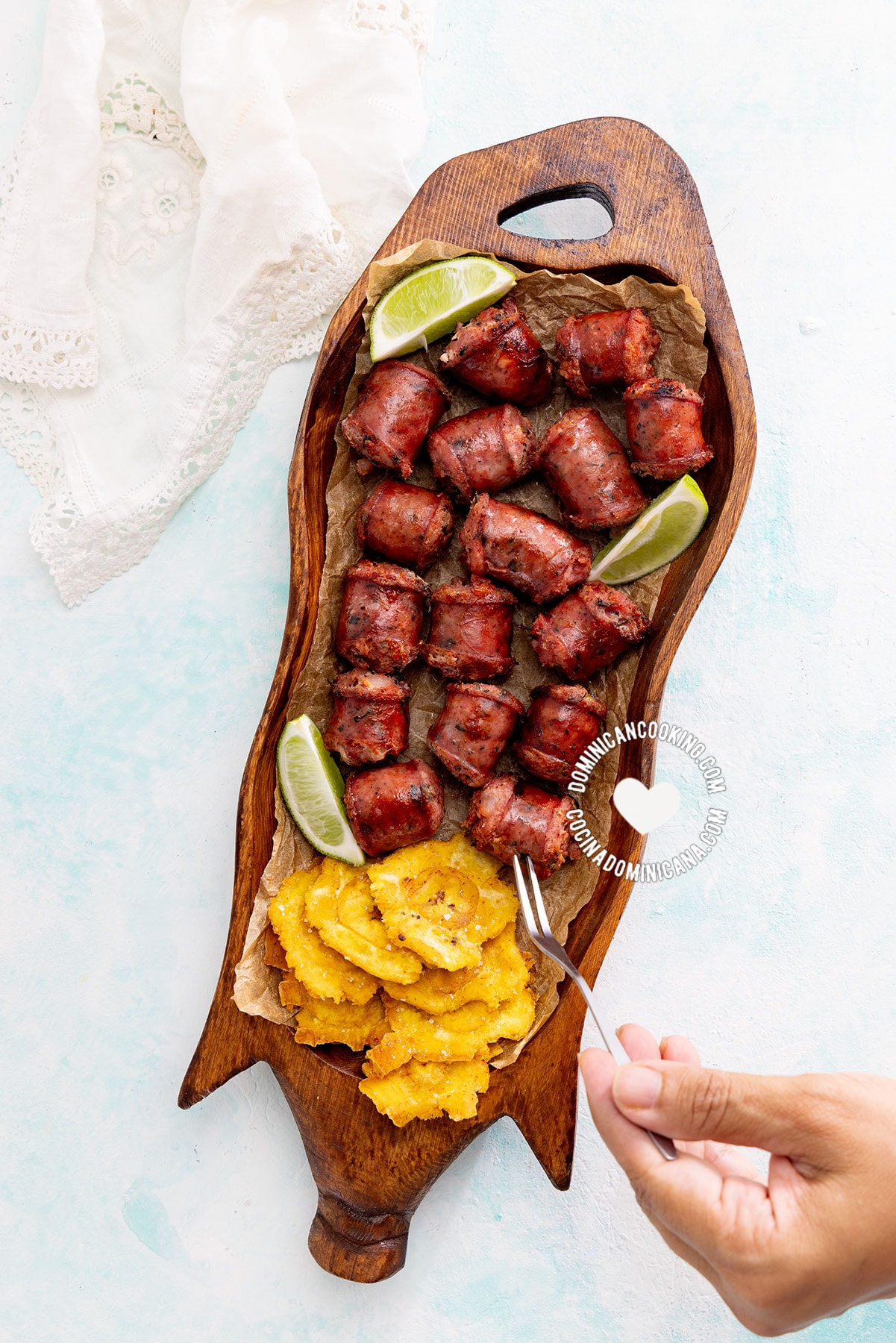(Picalonga) longaniza frita con tostones.