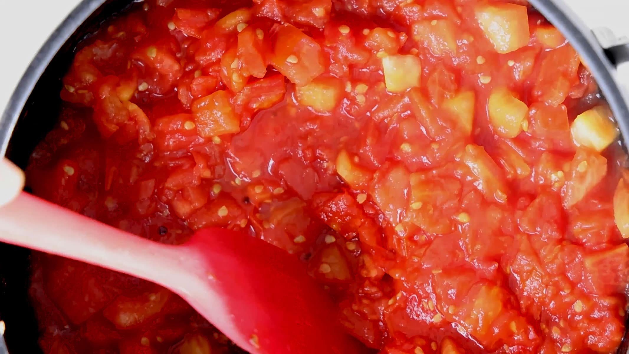 Making tomate sauce.