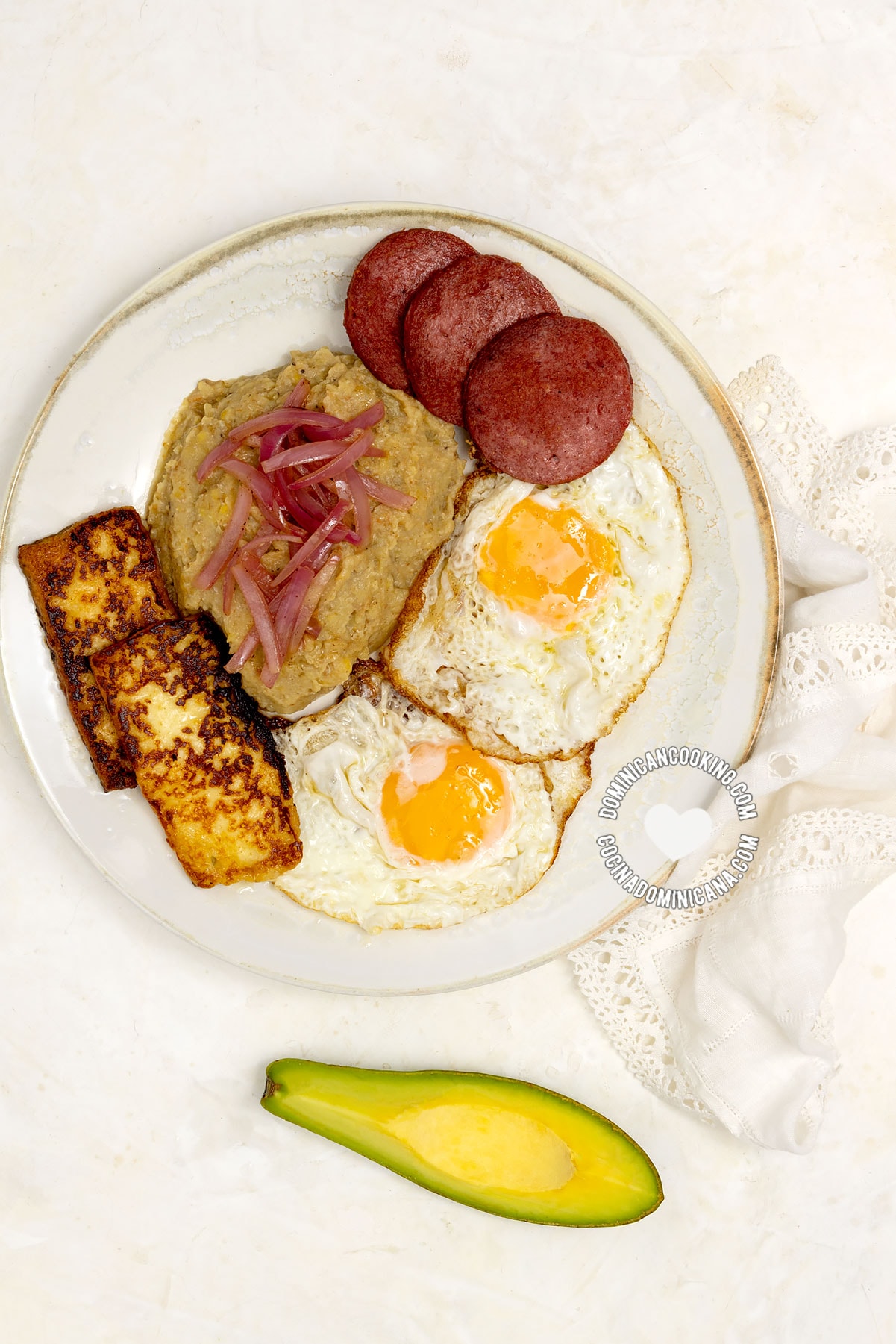 Salami frito in Mangu con Los Tres Golpes.
