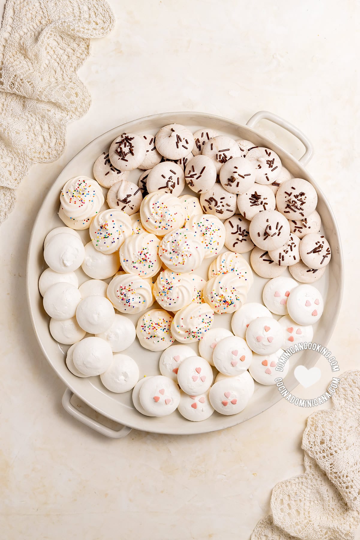 Suspiritos (meringue kisses).