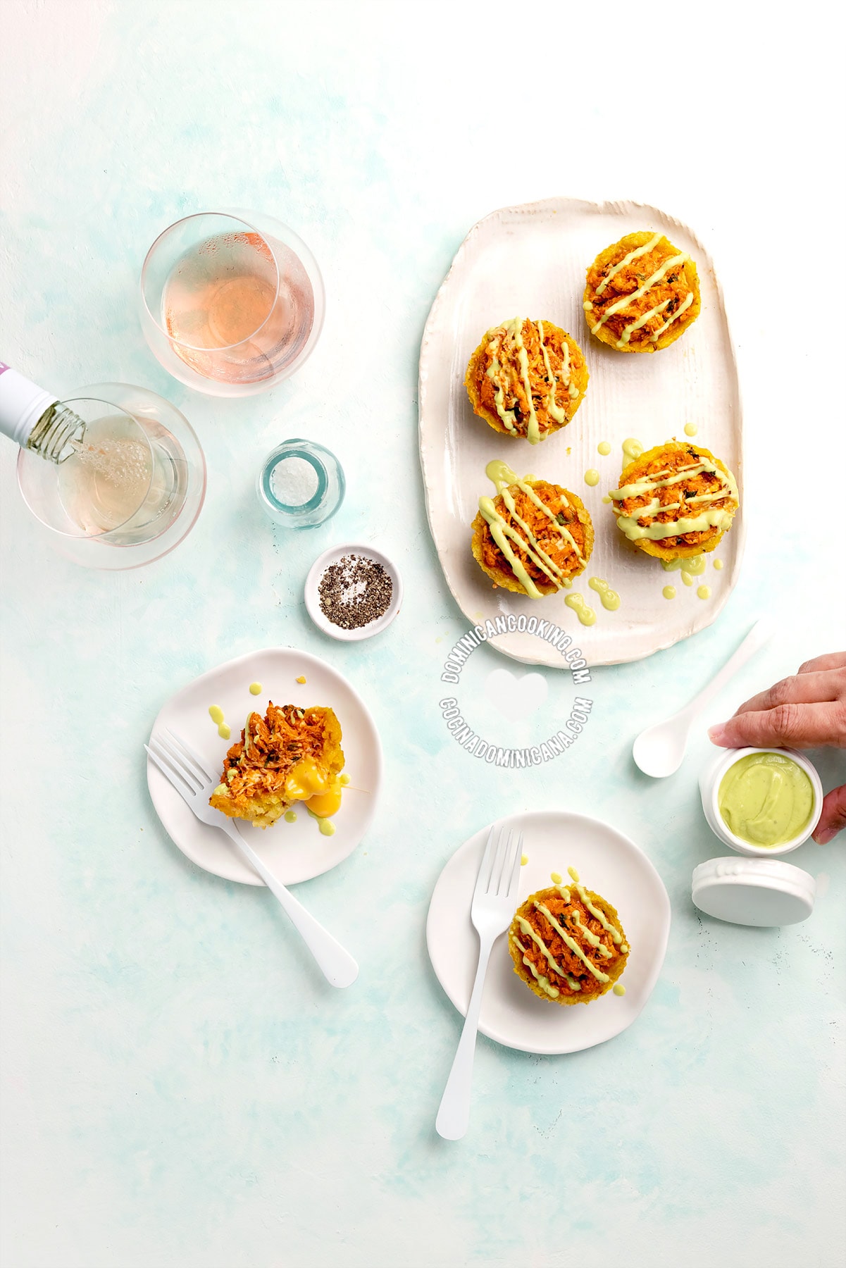 Mofonguitos maduros (ripe plantain cups w. spicy chicken).