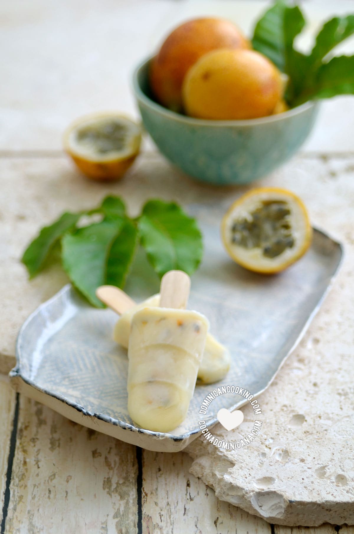 Paletas de chinola con leche (milk and passion fruit popsicles).