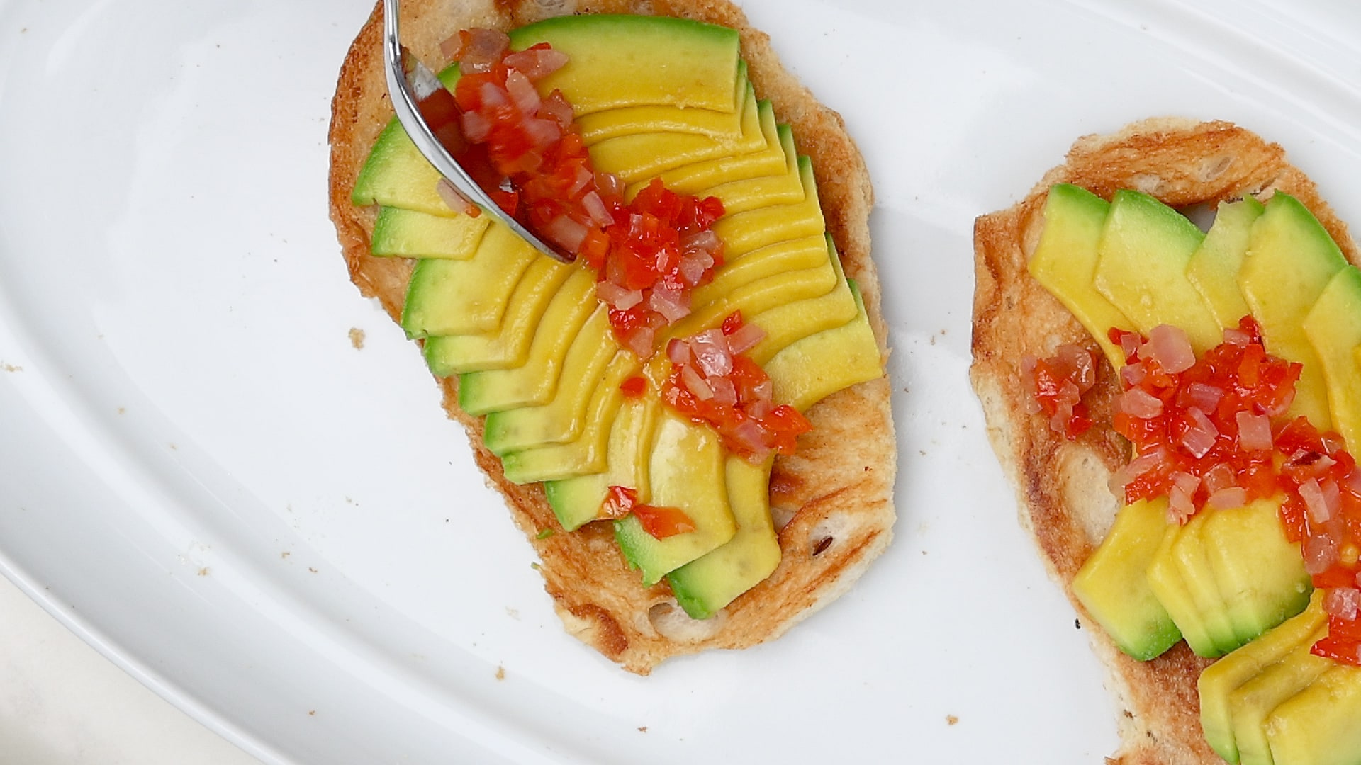 Topping toasts with onion and bell peppers.