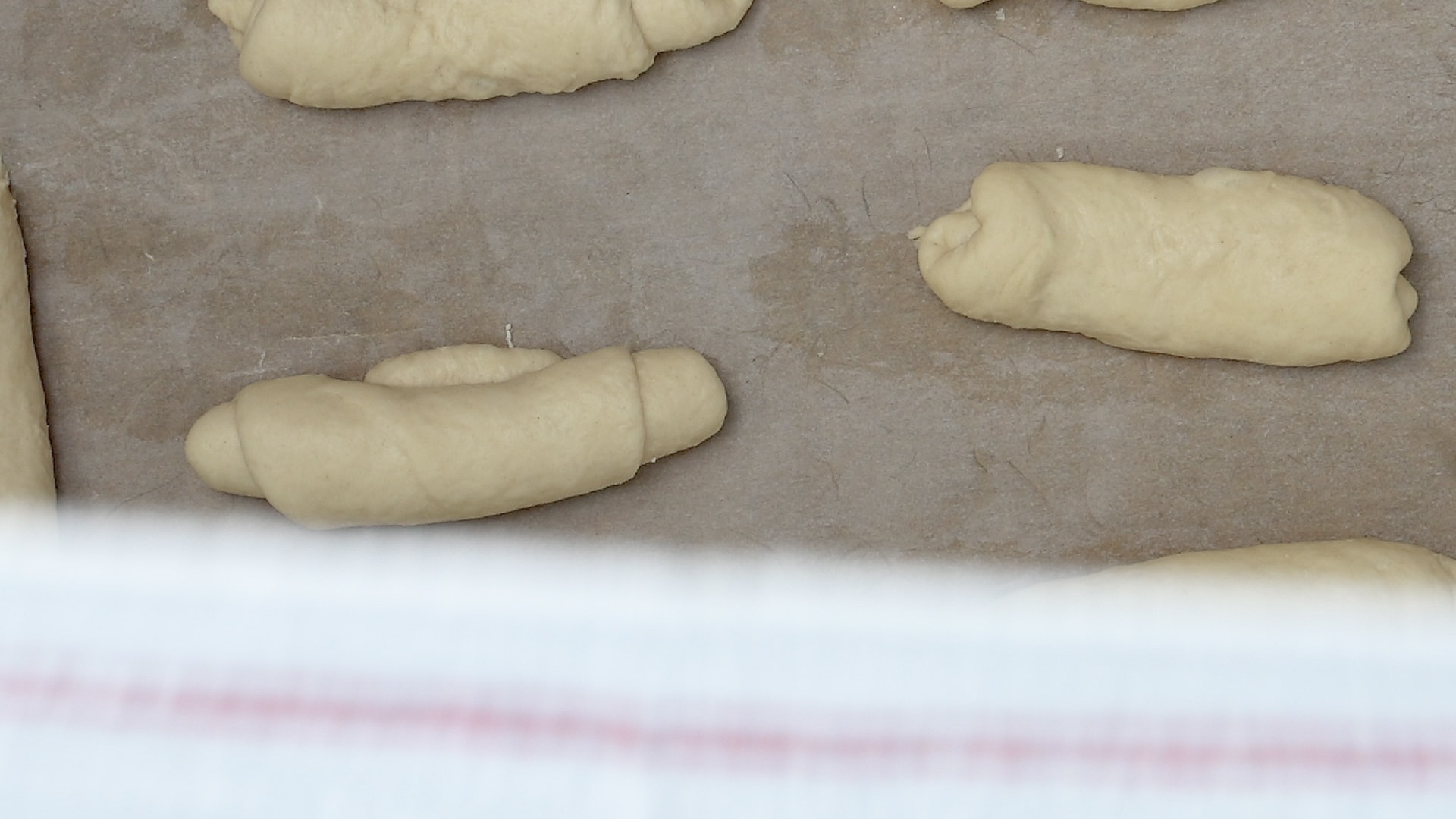 Covering buns to leaven.