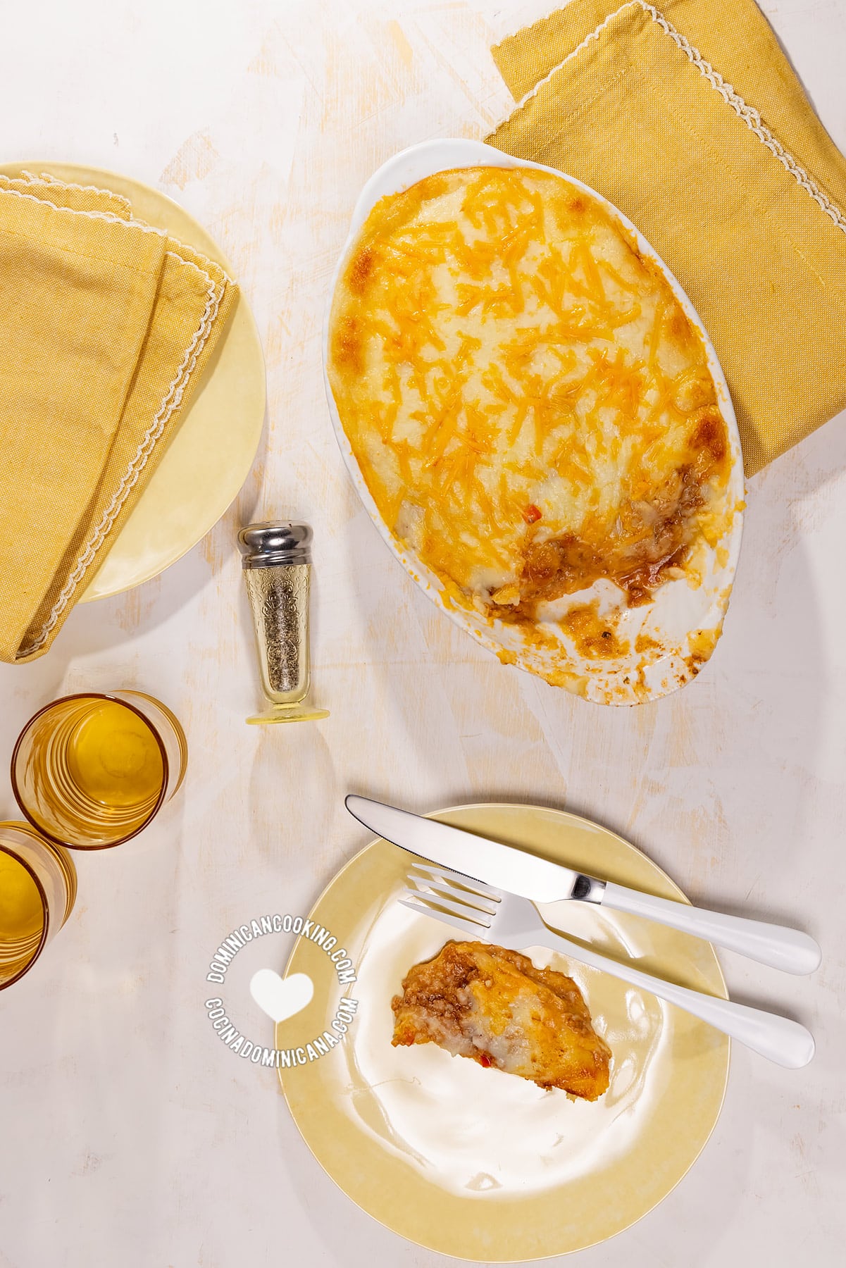 Pastel&oacute;n de papas (potatoes and beef casserole).