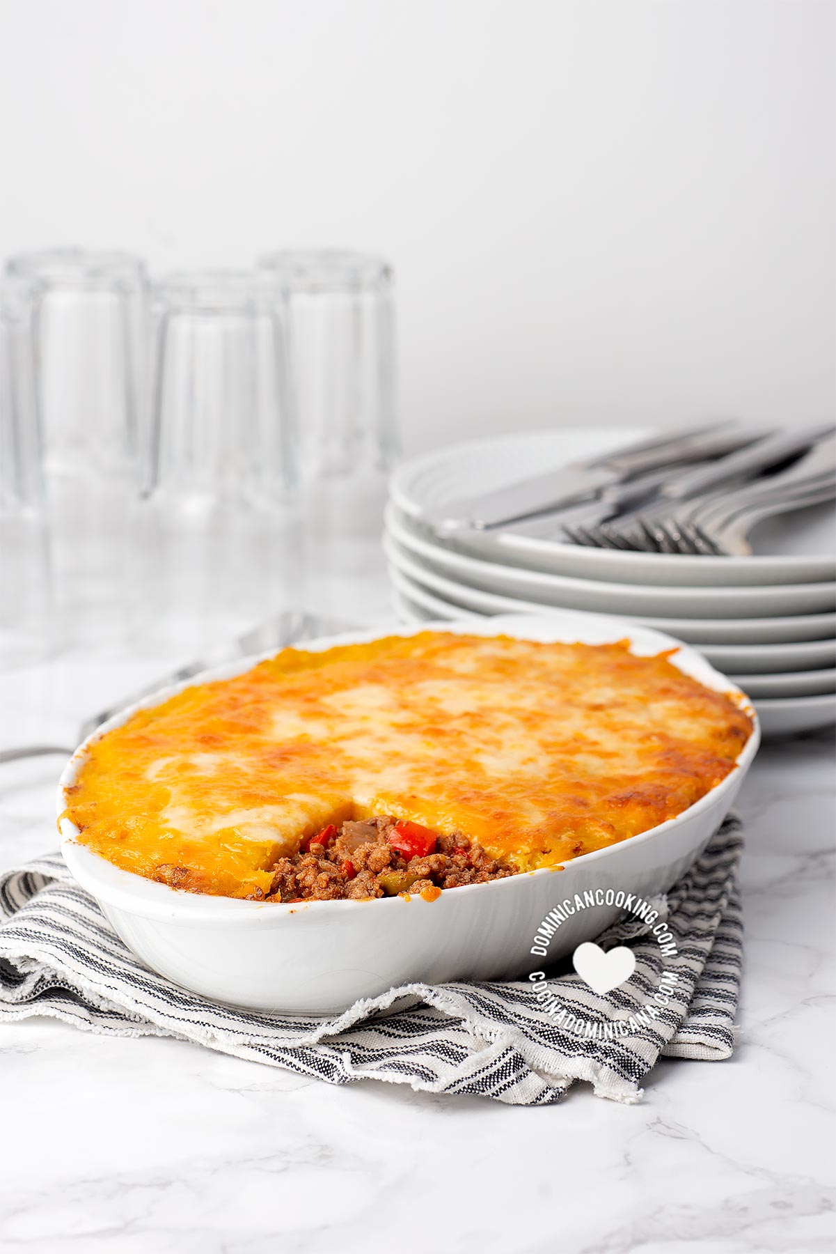 Casserole with pastelón de plátano maduro.