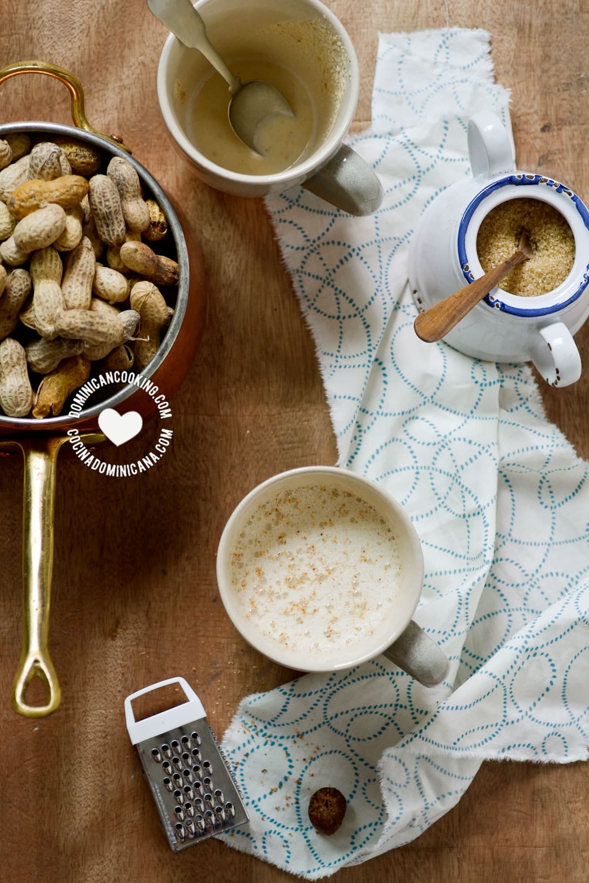Cup of chocolate de maní (peanut "cocoa") and unshelled peanuts.