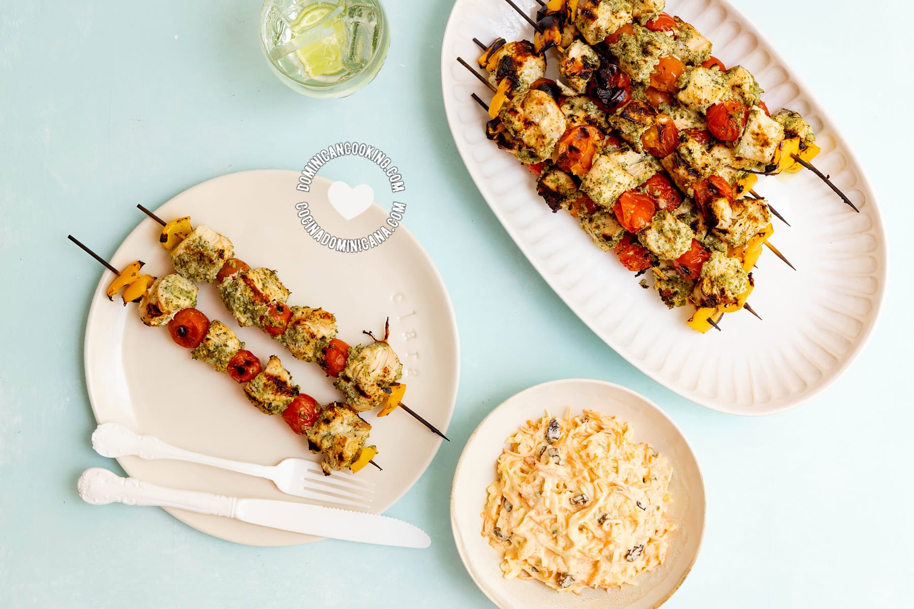 Chicken pinchos served with salad.