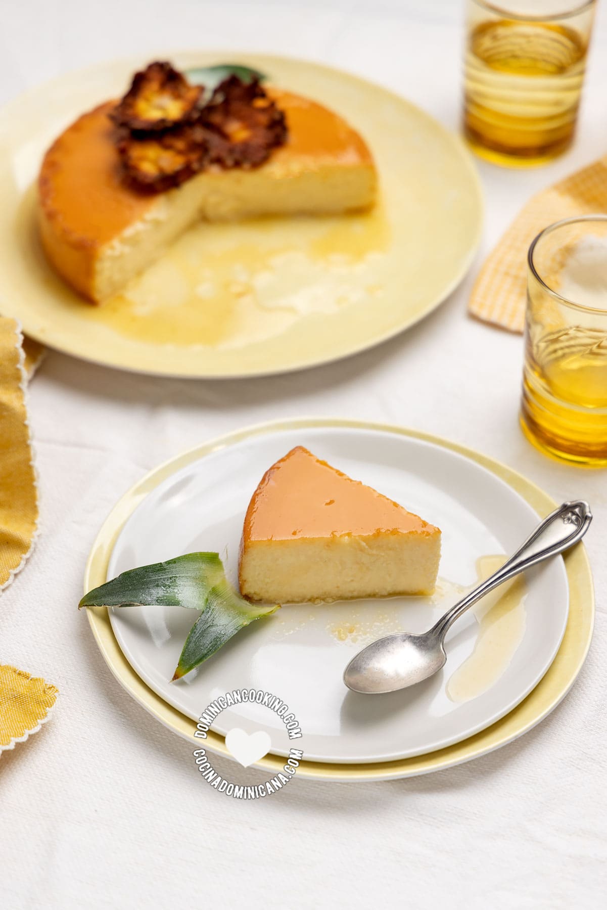Pineapple cream cheese flan (Flan de queso y pi&ntilde;a).