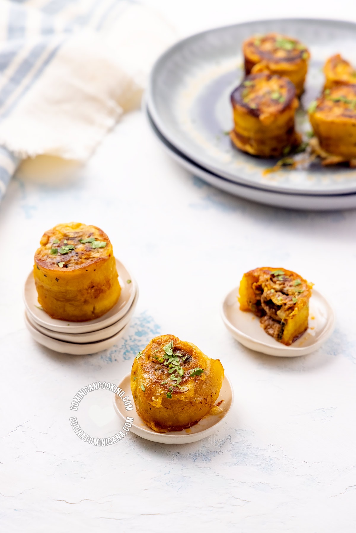 Piononos de plátanos maduros (ripe plantain rolls).