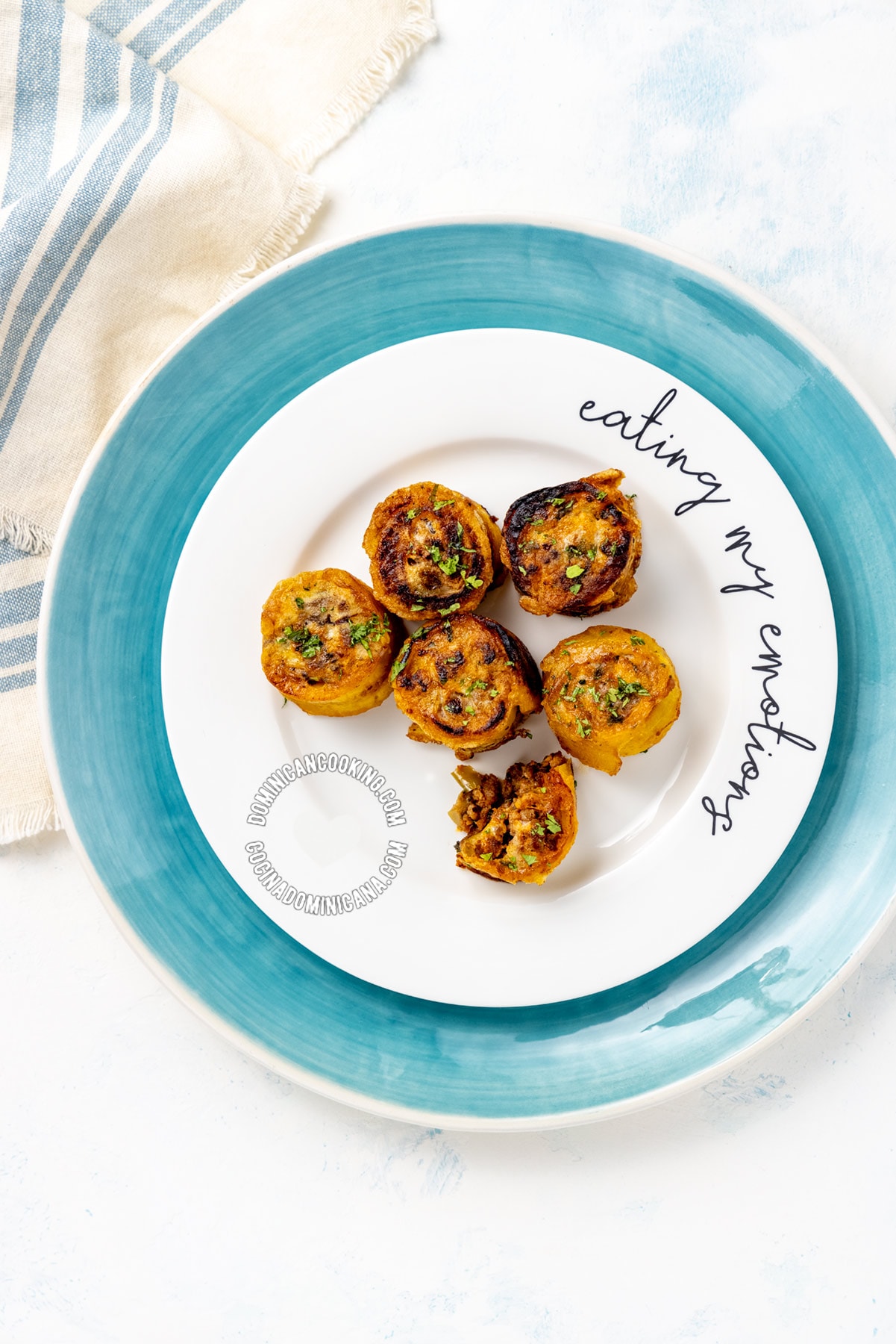 Piononos de pl&aacute;tanos maduros (ripe plantain rolls).