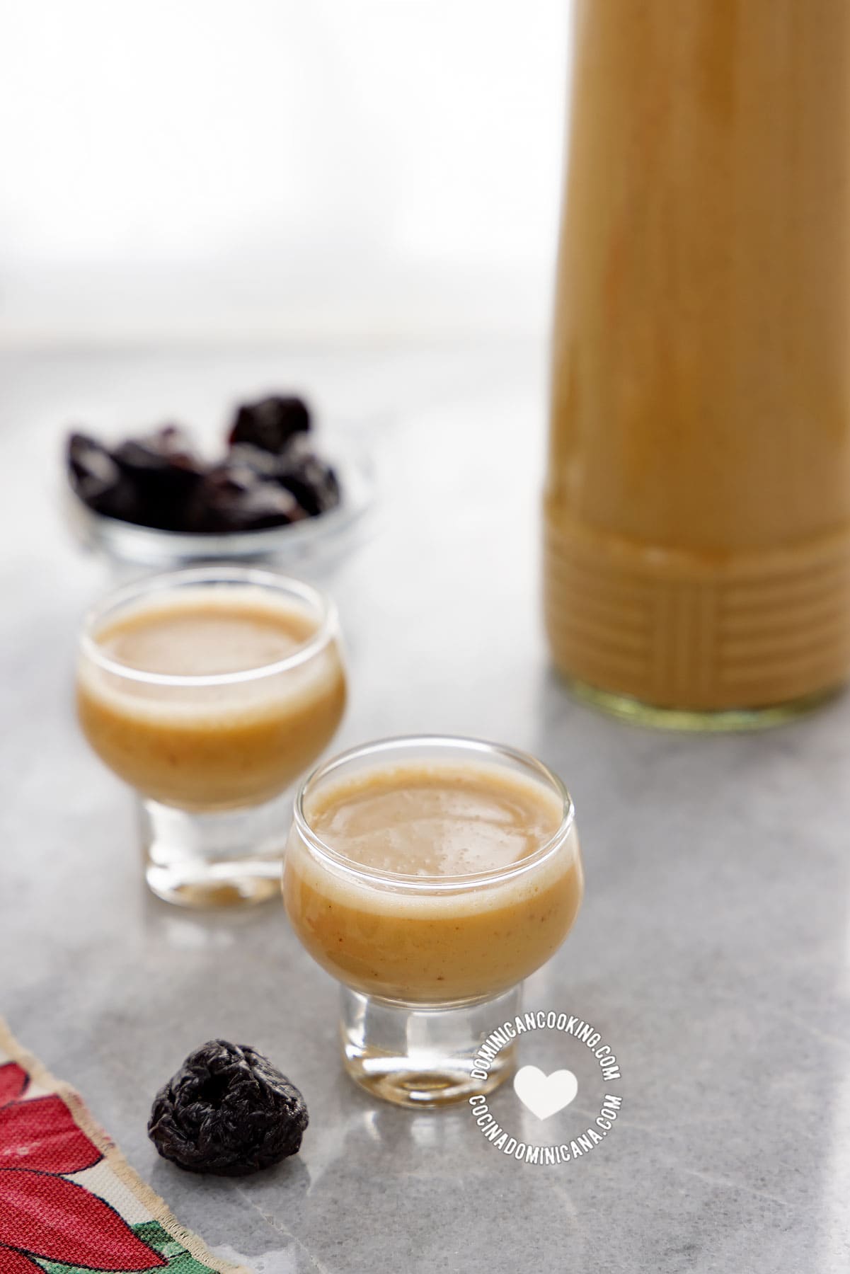 Ponche de ciruela (prune eggnog).