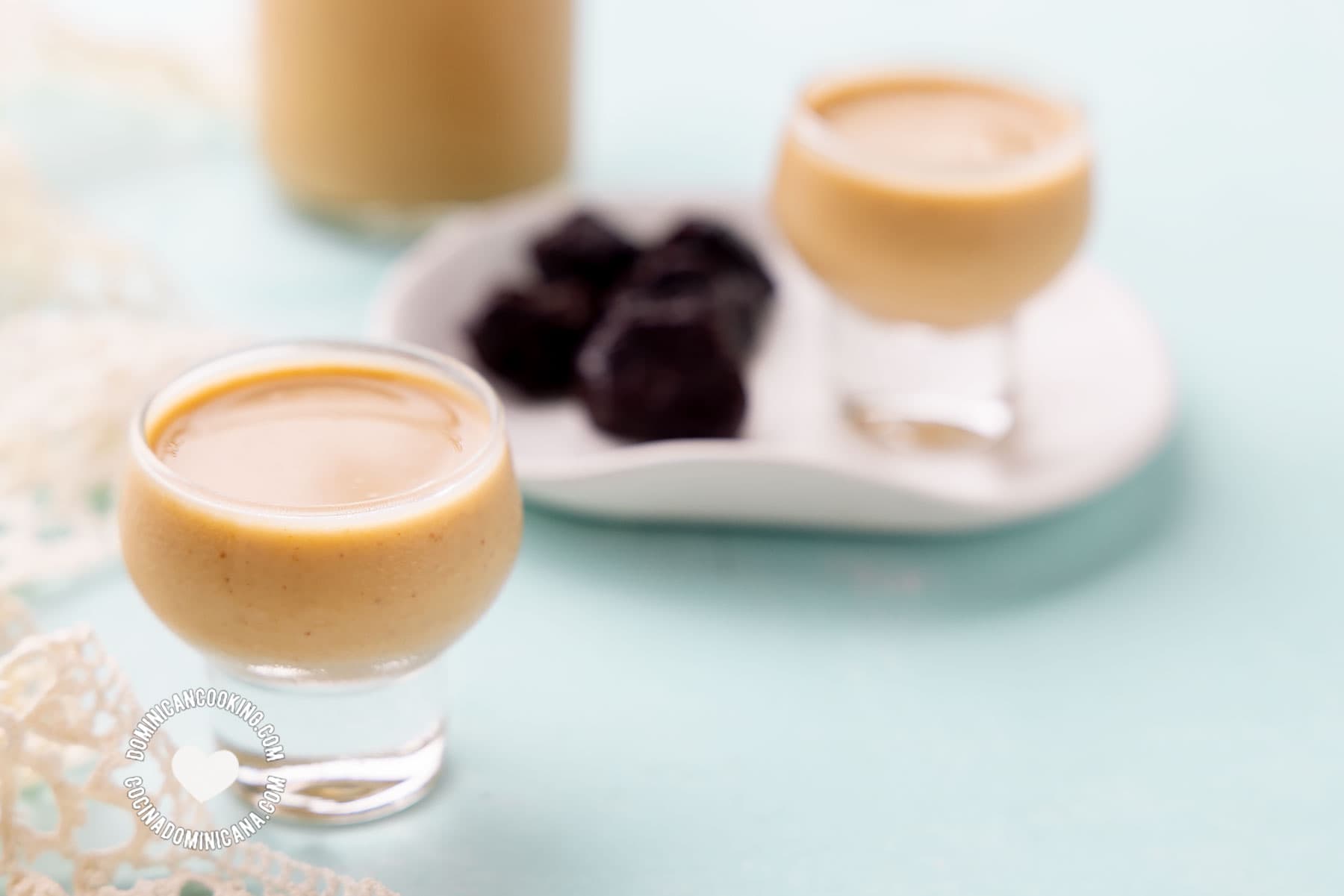 Ponche de ciruela (prune eggnog).