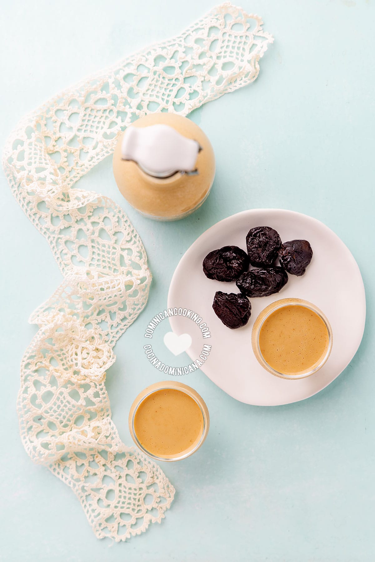 Ponche de ciruela (prune eggnog).