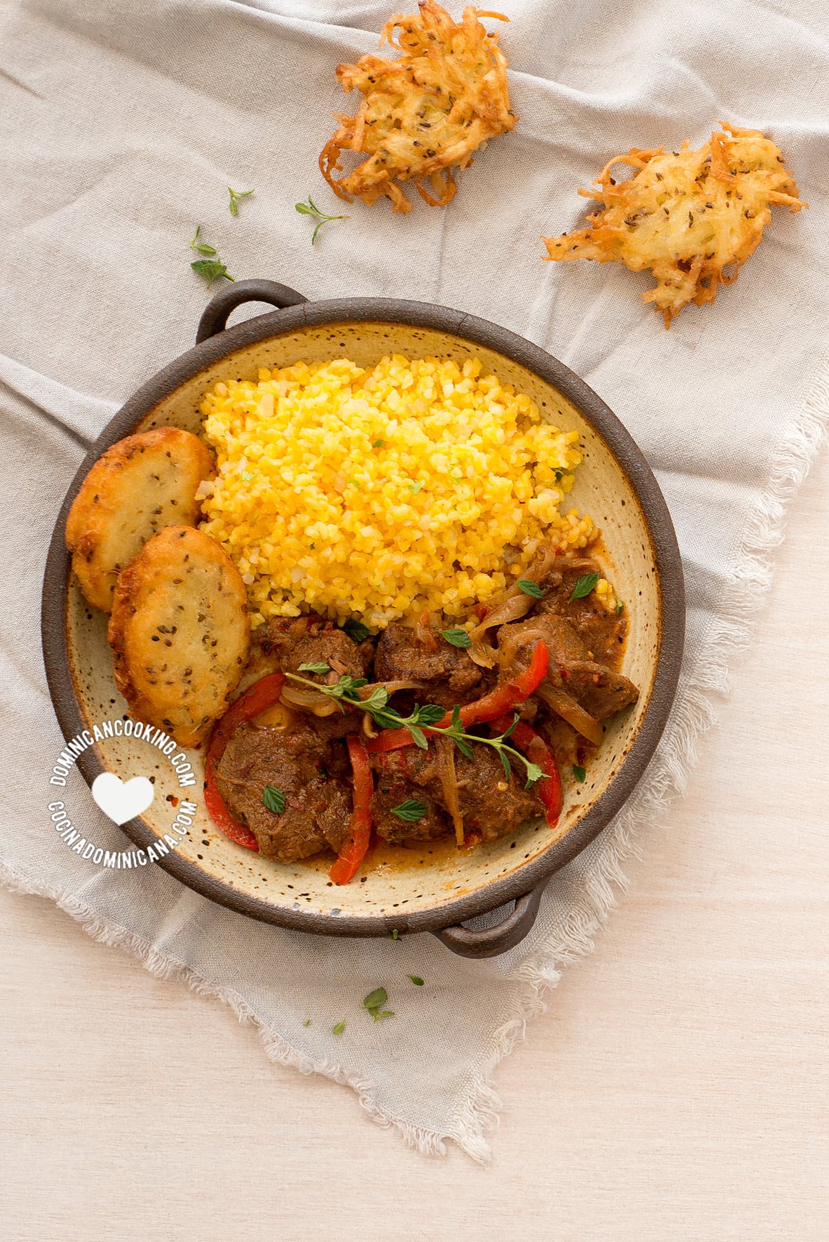 Chenchén con chivo y arepitas de yuca (cracked corn pilaf).
