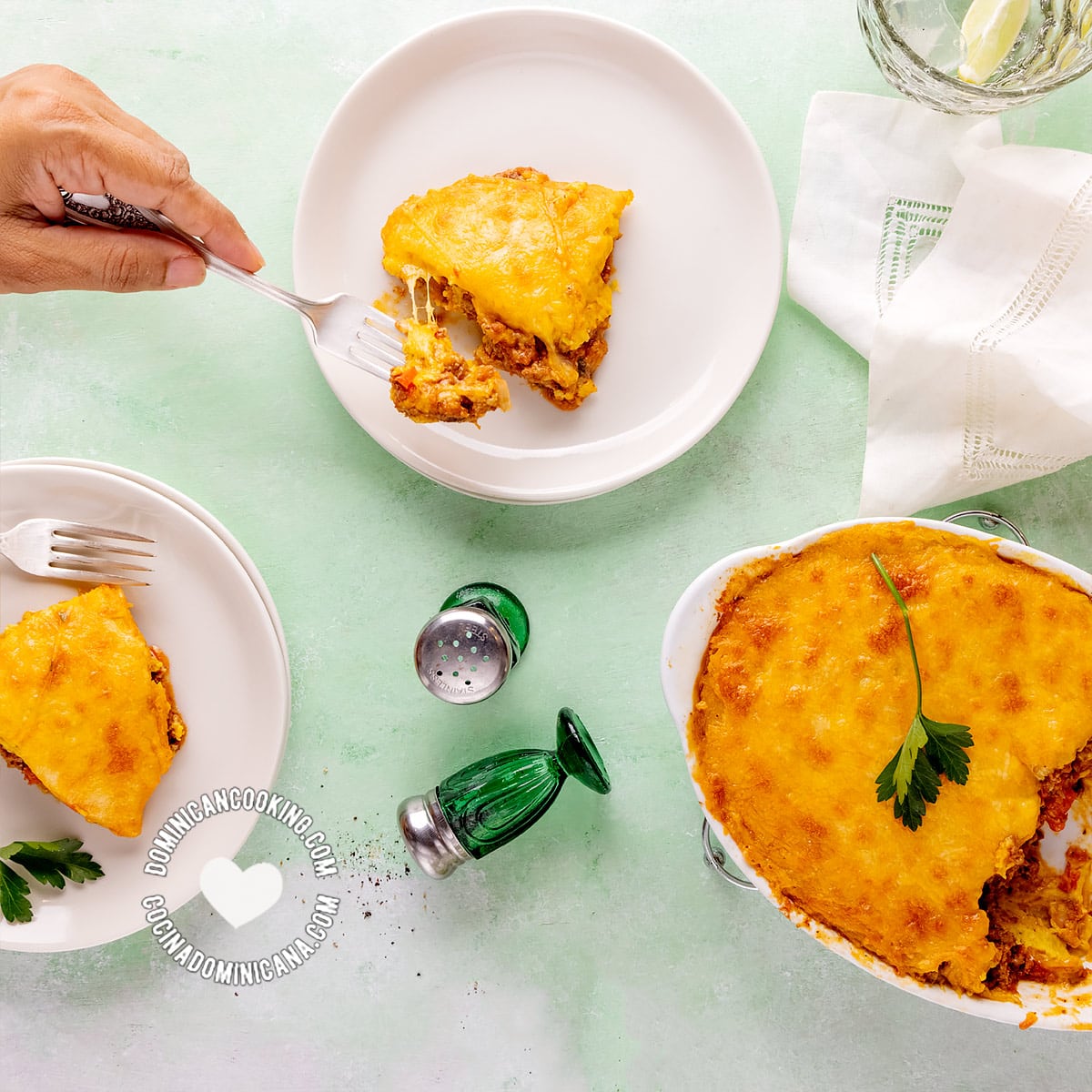 Pastelon de plátano maduro (Plates of ripe plantain casserole).
