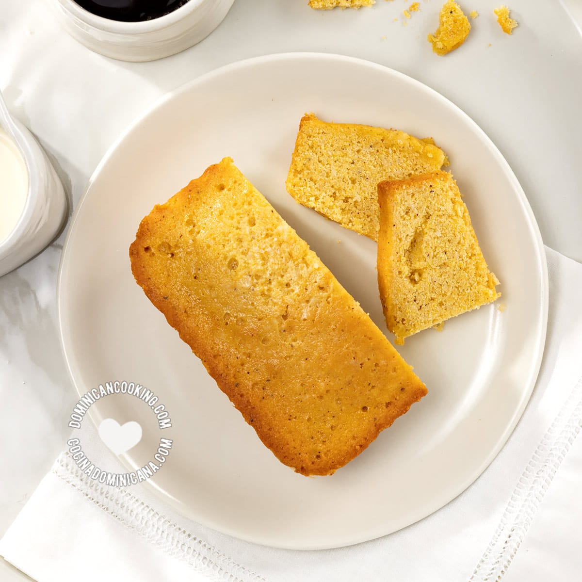 Pan de maiz (cornbread).