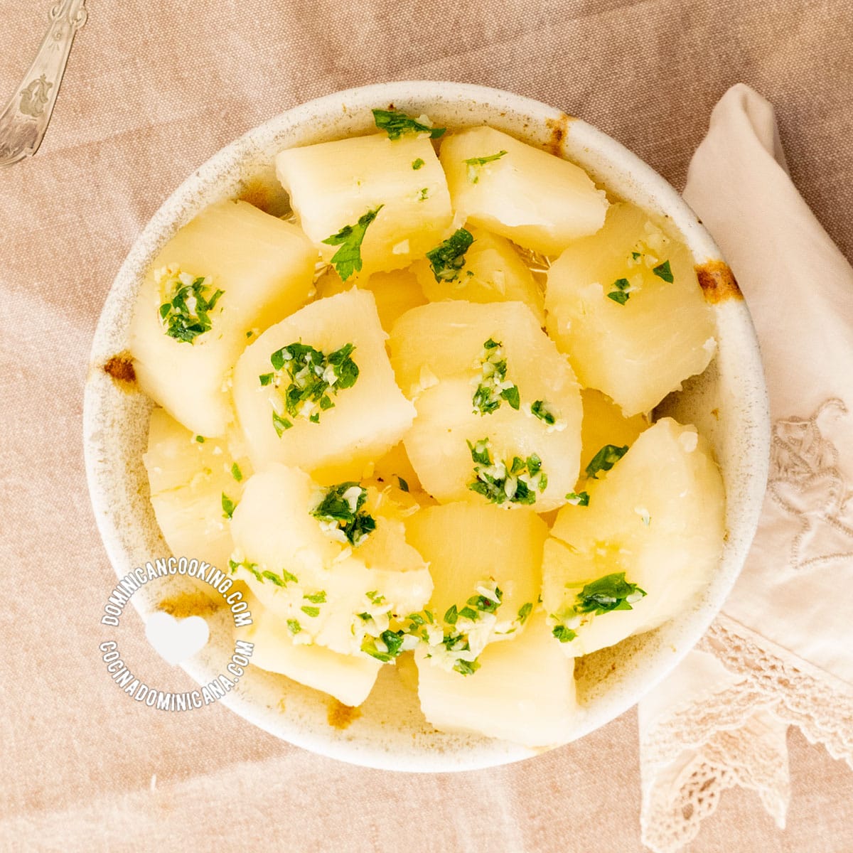 Yuca al mojo de ajo (cassava with garlic sauce).