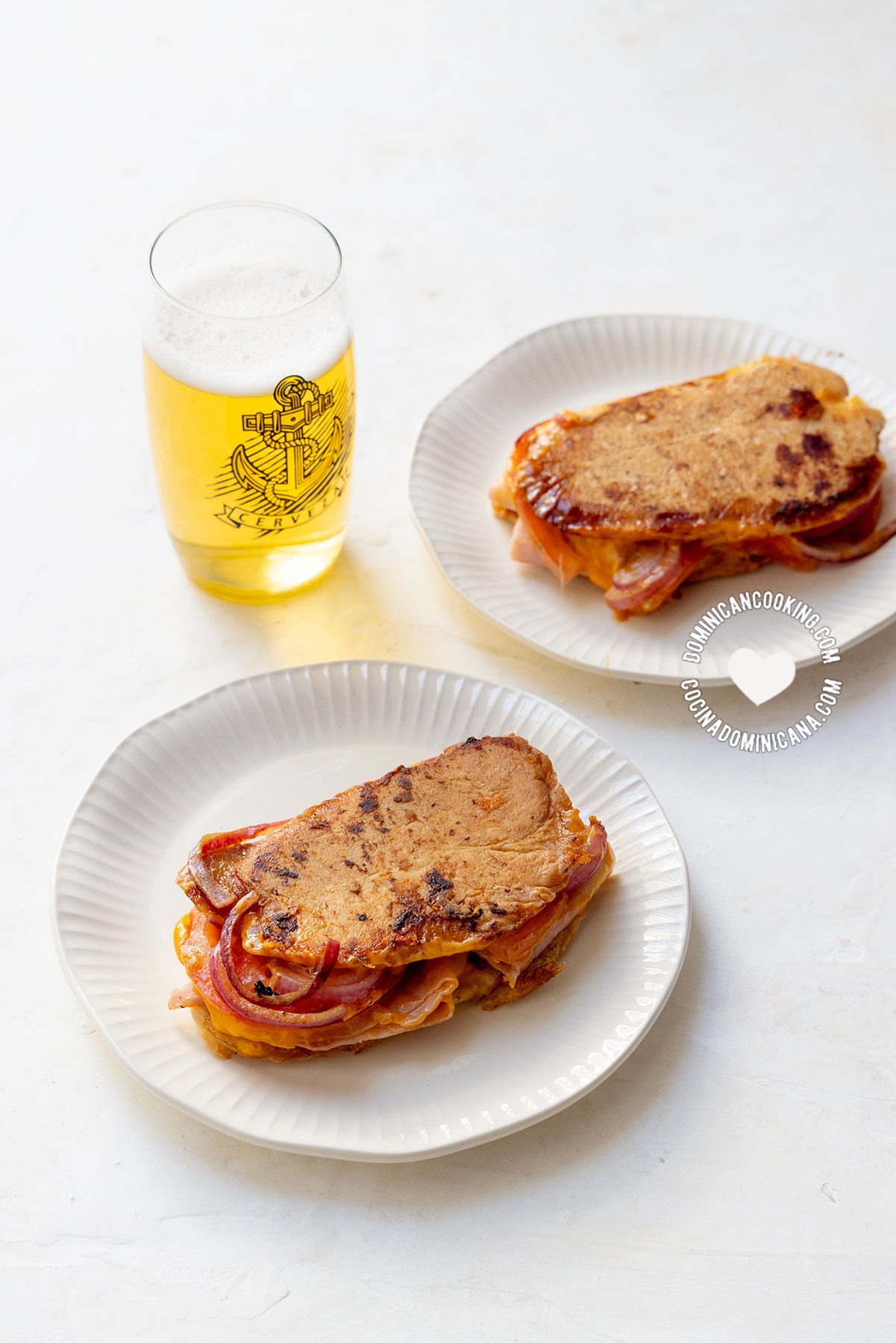 Sandwich de jamón y queso (ham and cheese sandwich).