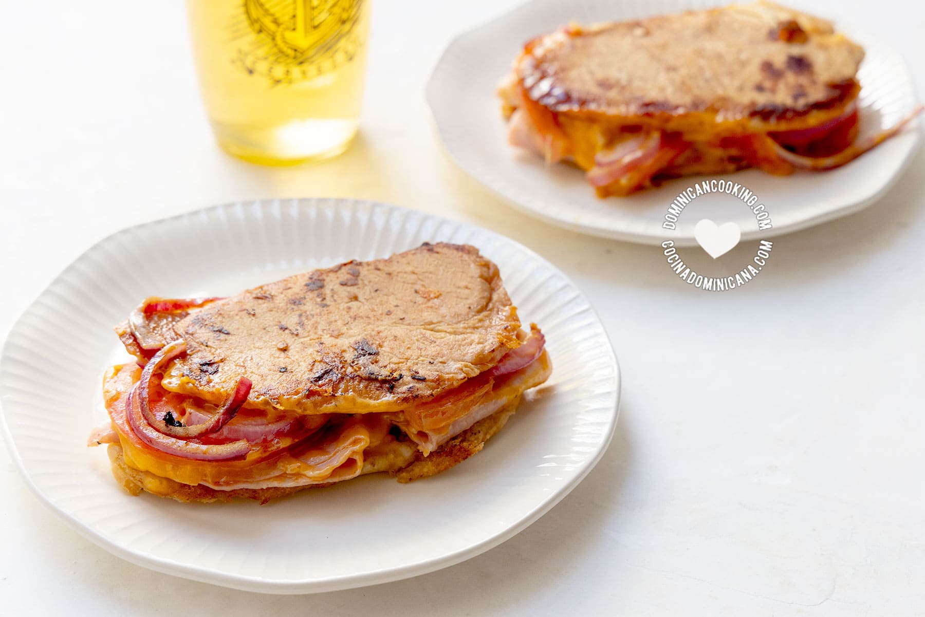 Sandwich de jamón y queso (ham and cheese sandwich).