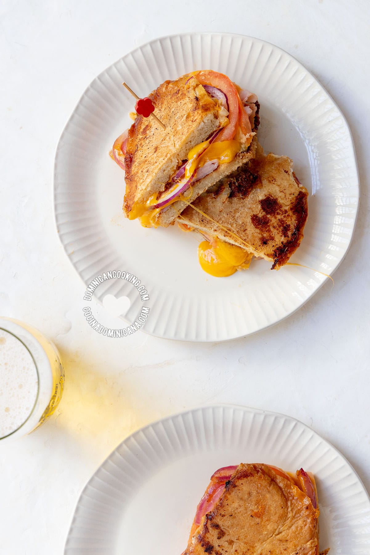 Sandwich de jam&oacute;n y queso (ham and cheese sandwich).