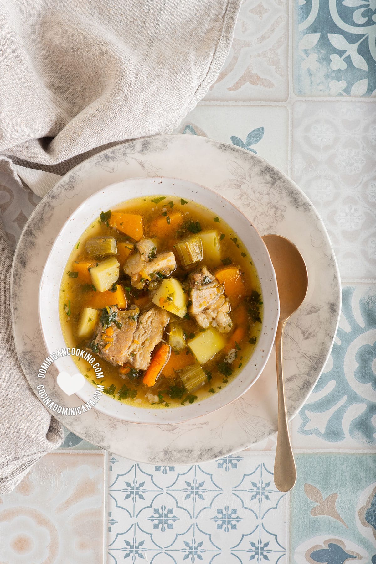 Sopa de pecho / Sopa de hueso (beef bone soup).