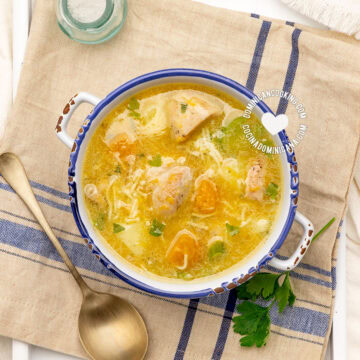 Sopa de pollo o de gallina (her or chicken soup).