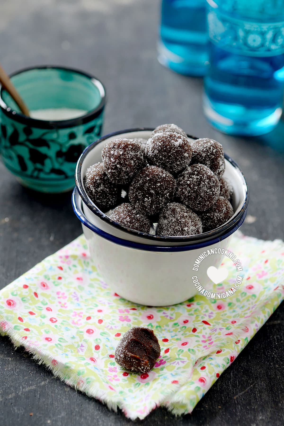 Bolitas de tamarindo (tamarind candy balls).