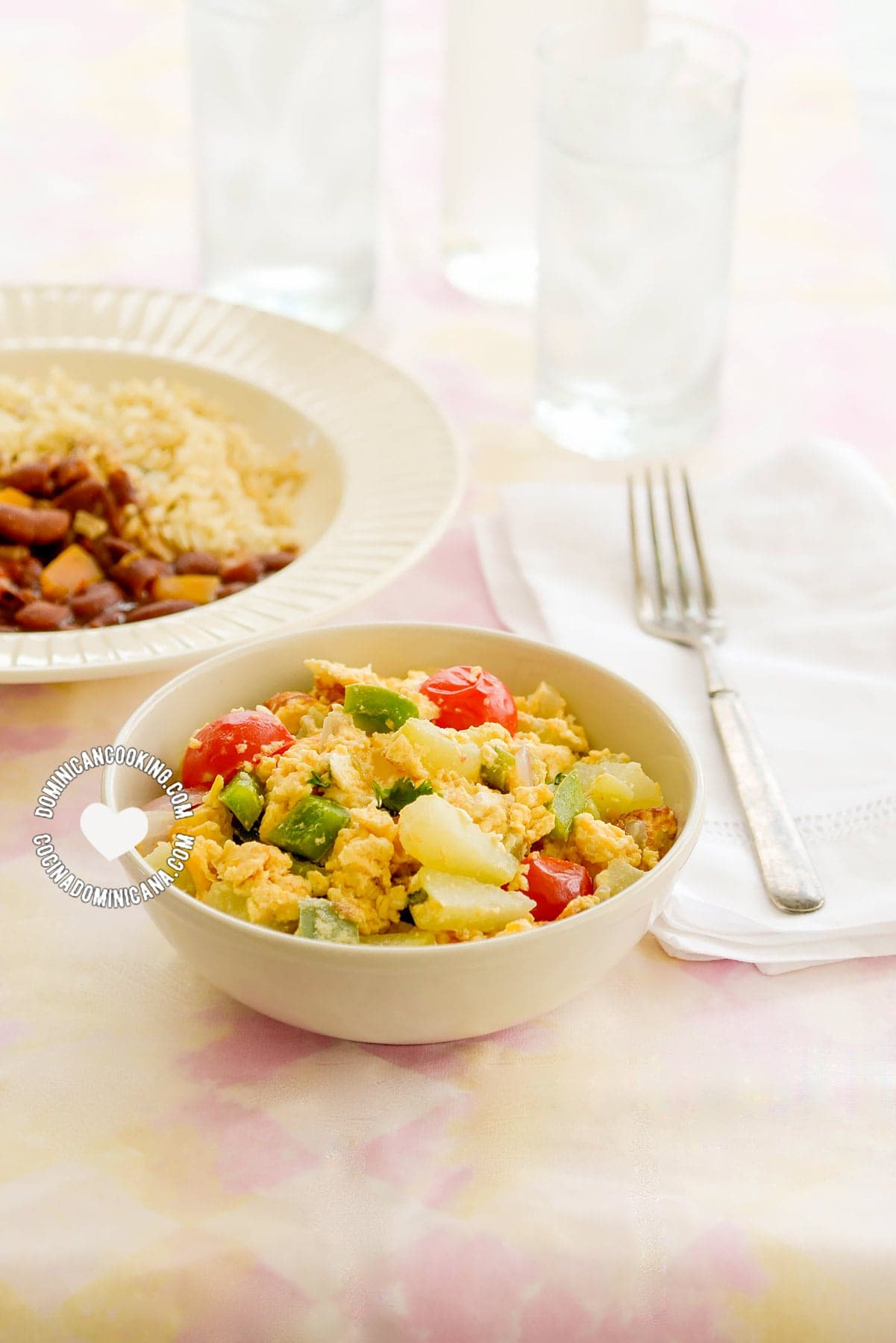 Tayotas con huevos (chayote with eggs).