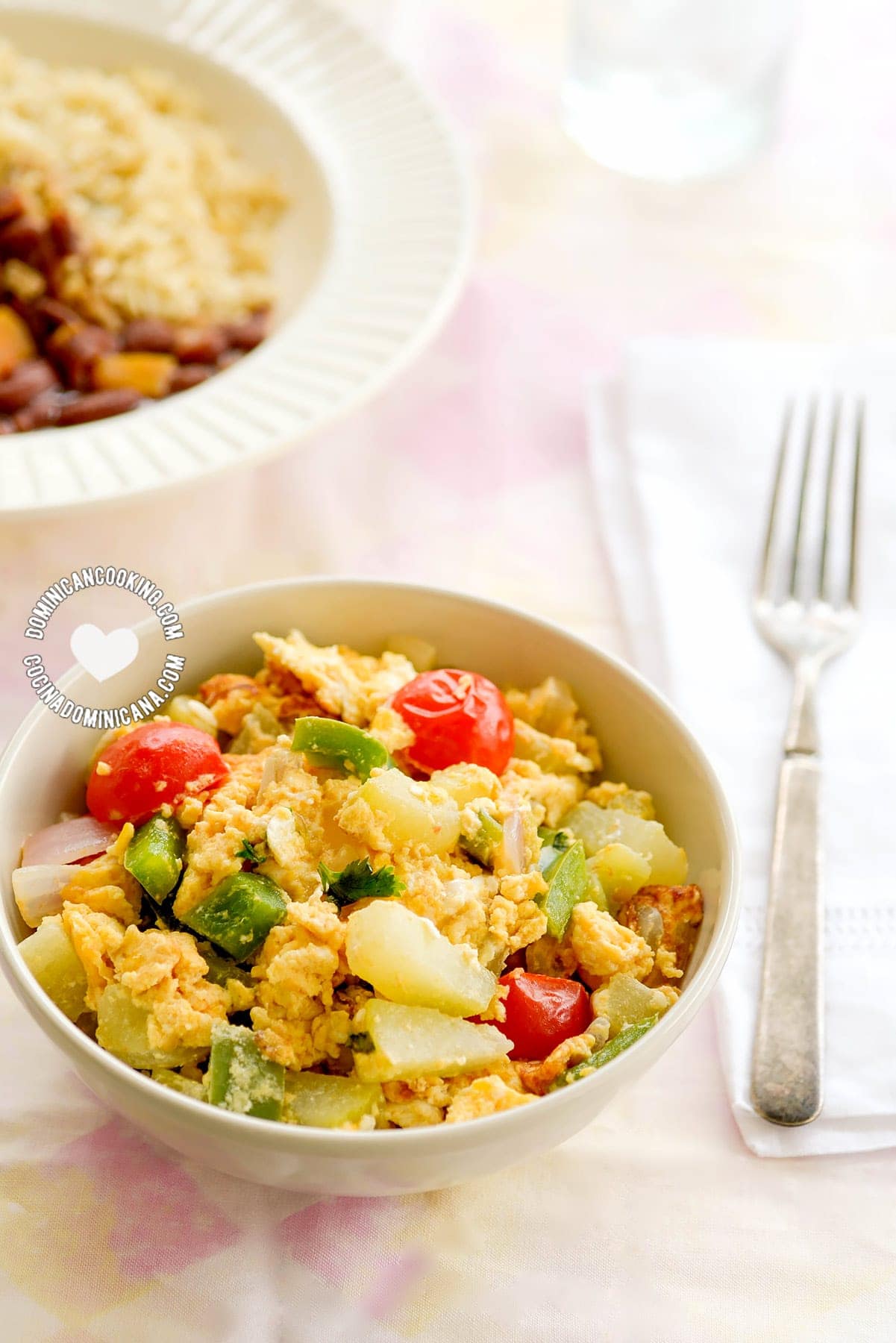 Tayotas con huevos (chayote with eggs).