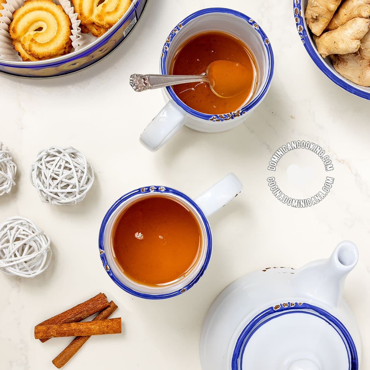 Te de jengibre (fresh ginger tea).