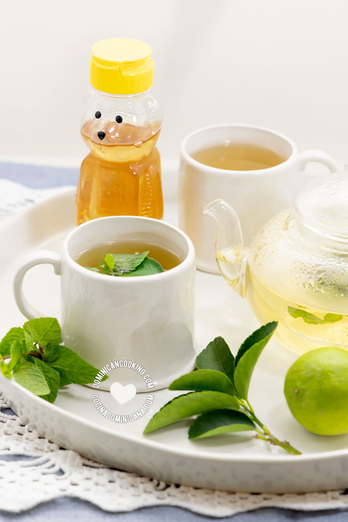 Tisana de limón, menta y miel (lime, mint and honey tisane).