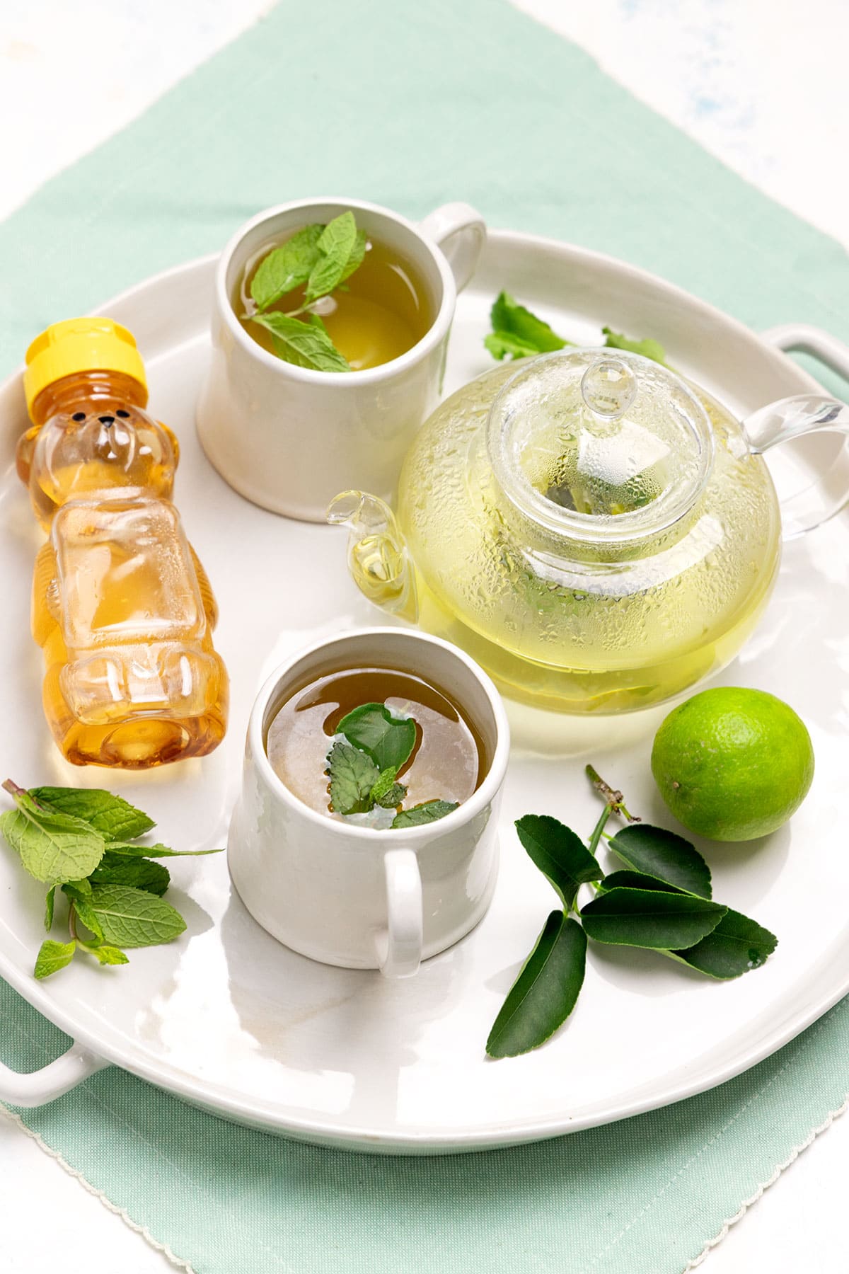 Tisana de limón, menta y miel (lime, mint and honey tisane).