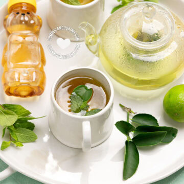 Tisana de miel, limon ymenta (lime honey and mint tisane).
