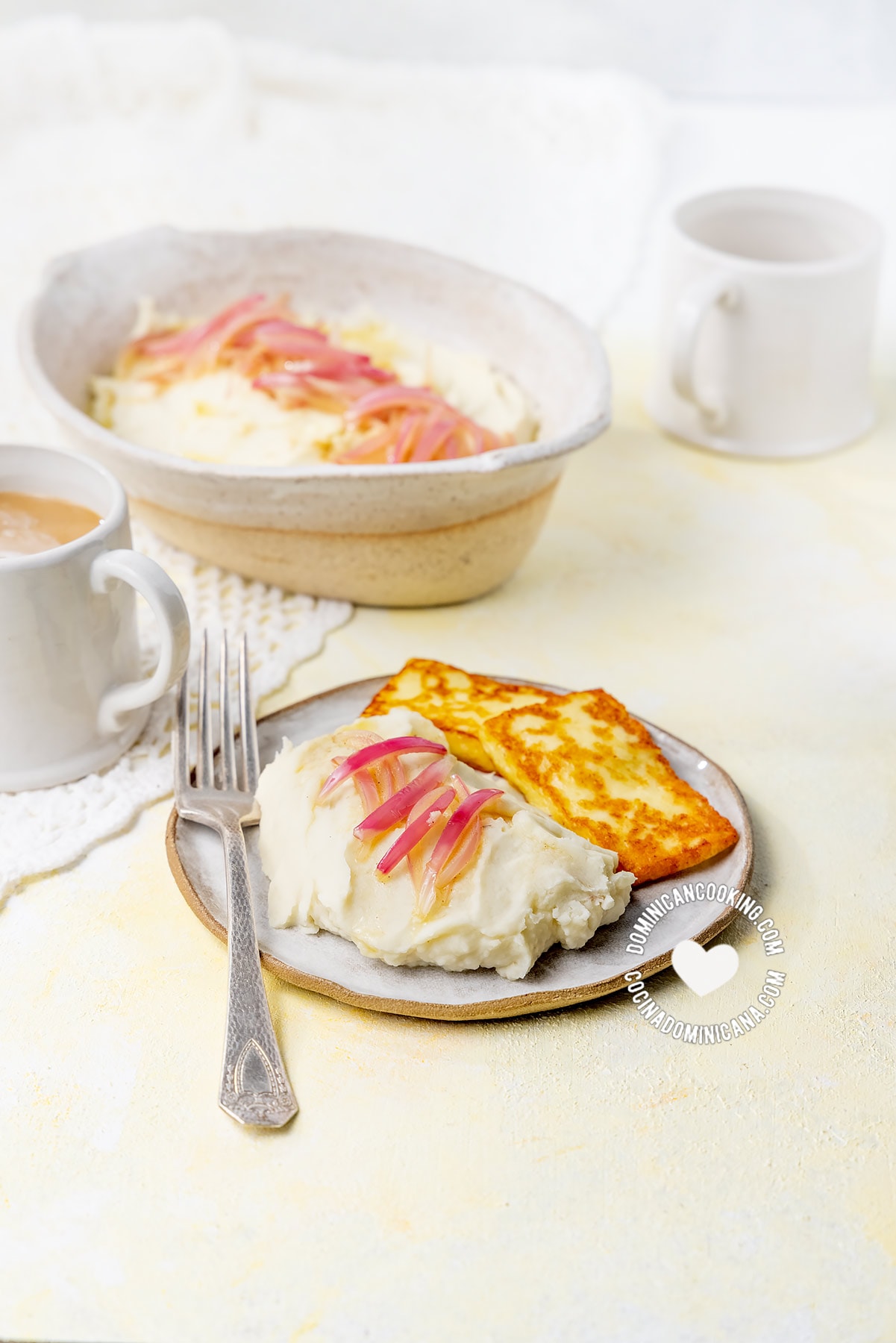 Puré de yautía (malanga mash) served with a fork on the side.