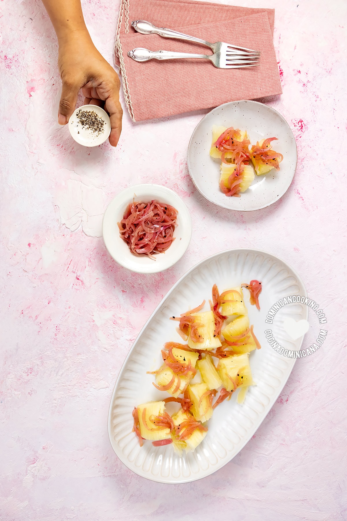 Yuca hervida con cebolla salteada (boiled cassava with onions).