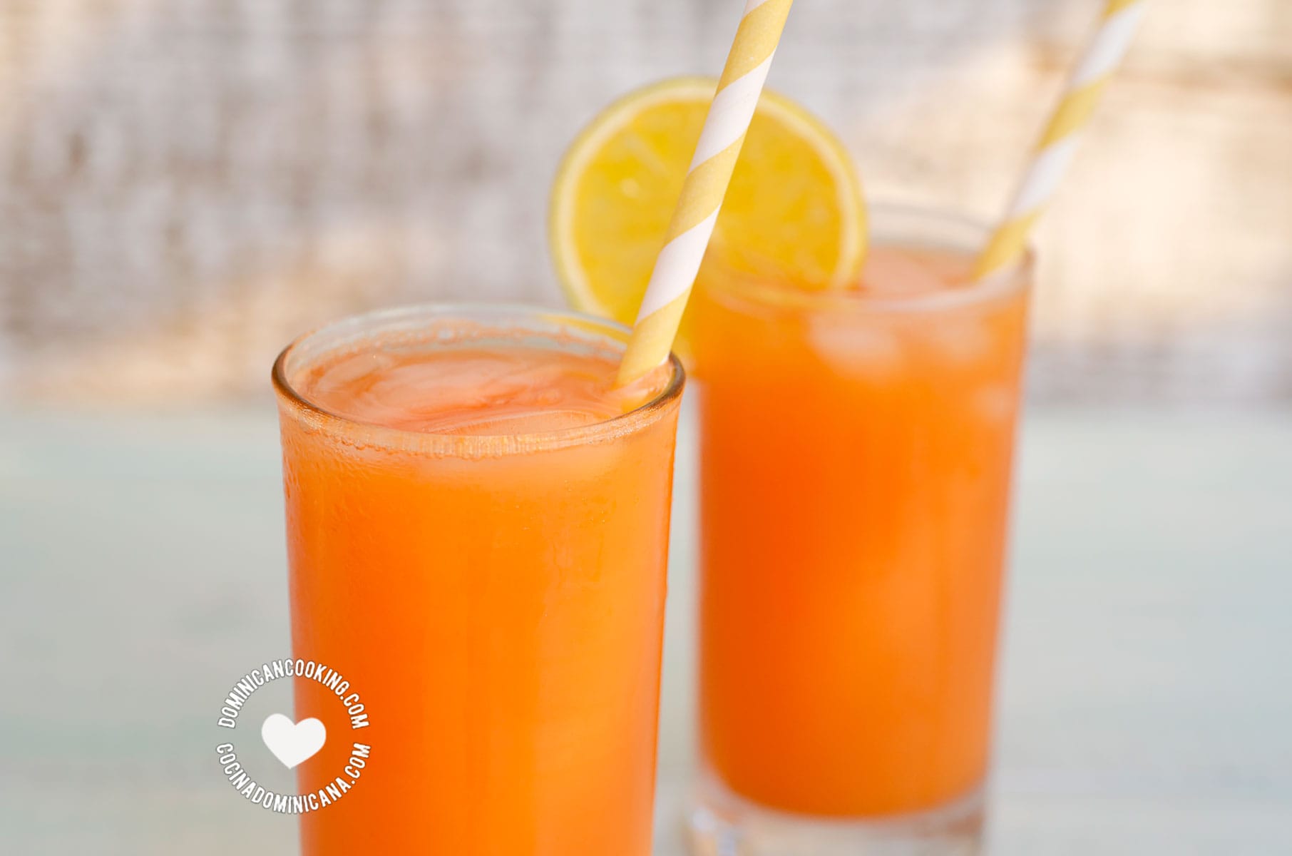 Jugo de zanahoria y naranja (carrot and orange juice).