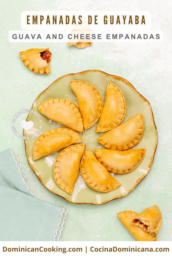 Empanaditas de guayaba y queso (guava and cheese empanadas).